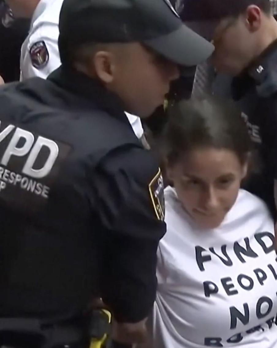 В Нью-Йорке задержали 90 протестующих против поставок оружия Израилю. Активисты собрались у небоскрёба, где расположены офисы сенаторов Чака Шумера и Кирстен Джиллибранд. Попытка прорваться в фойе и перекрытие дороги привели к массовым арестам