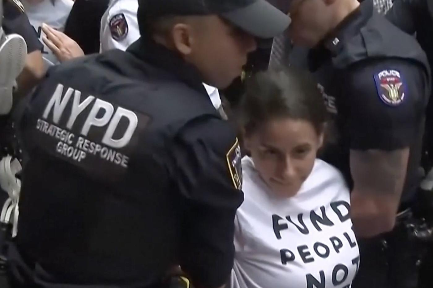 В Нью-Йорке задержали 90 протестующих против поставок оружия Израилю