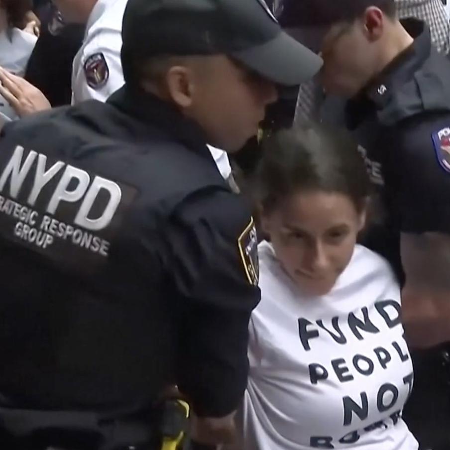 В Нью-Йорке задержали 90 протестующих против поставок оружия Израилю. Активисты собрались у небоскрёба, где расположены офисы сенаторов Чака Шумера и Кирстен Джиллибранд. Попытка прорваться в фойе и перекрытие дороги привели к массовым арестам