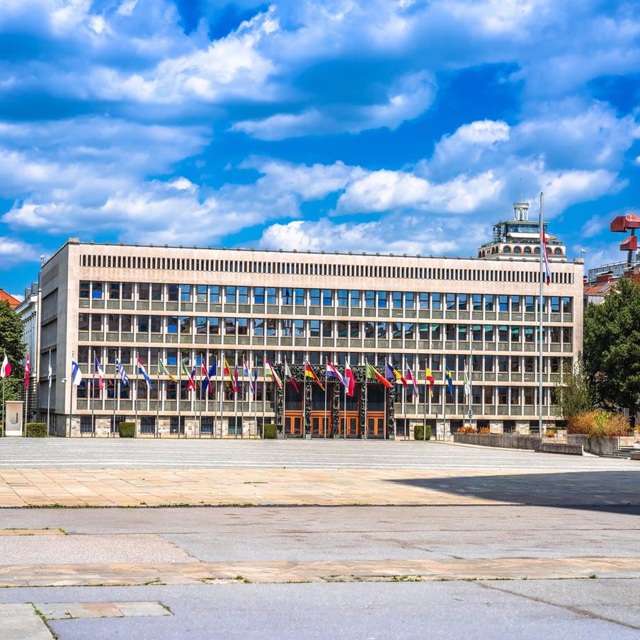 Спикер парламента Словении инициирует референдум о выходе страны из НАТО. Новый председатель Государственного собрания, лидер евроскептиков Зоран Стеванович заявил, что Любляна должна проводить суверенную политику без подчинения великим державам. Референдум об отказе от членства в Альянсе был предвыборным обещанием его партии