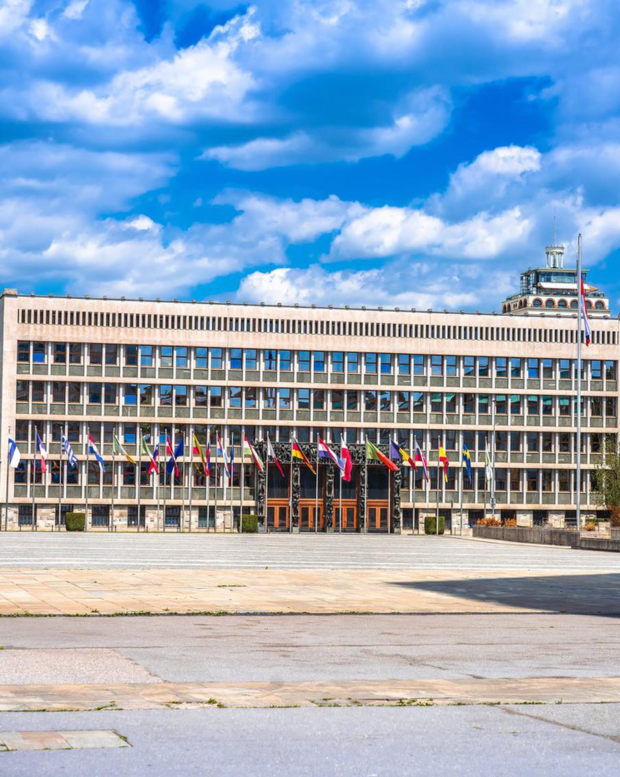 Спикер парламента Словении инициирует референдум о выходе страны из НАТО. Новый председатель Государственного собрания, лидер евроскептиков Зоран Стеванович заявил, что Любляна должна проводить суверенную политику без подчинения великим державам. Референдум об отказе от членства в Альянсе был предвыборным обещанием его партии