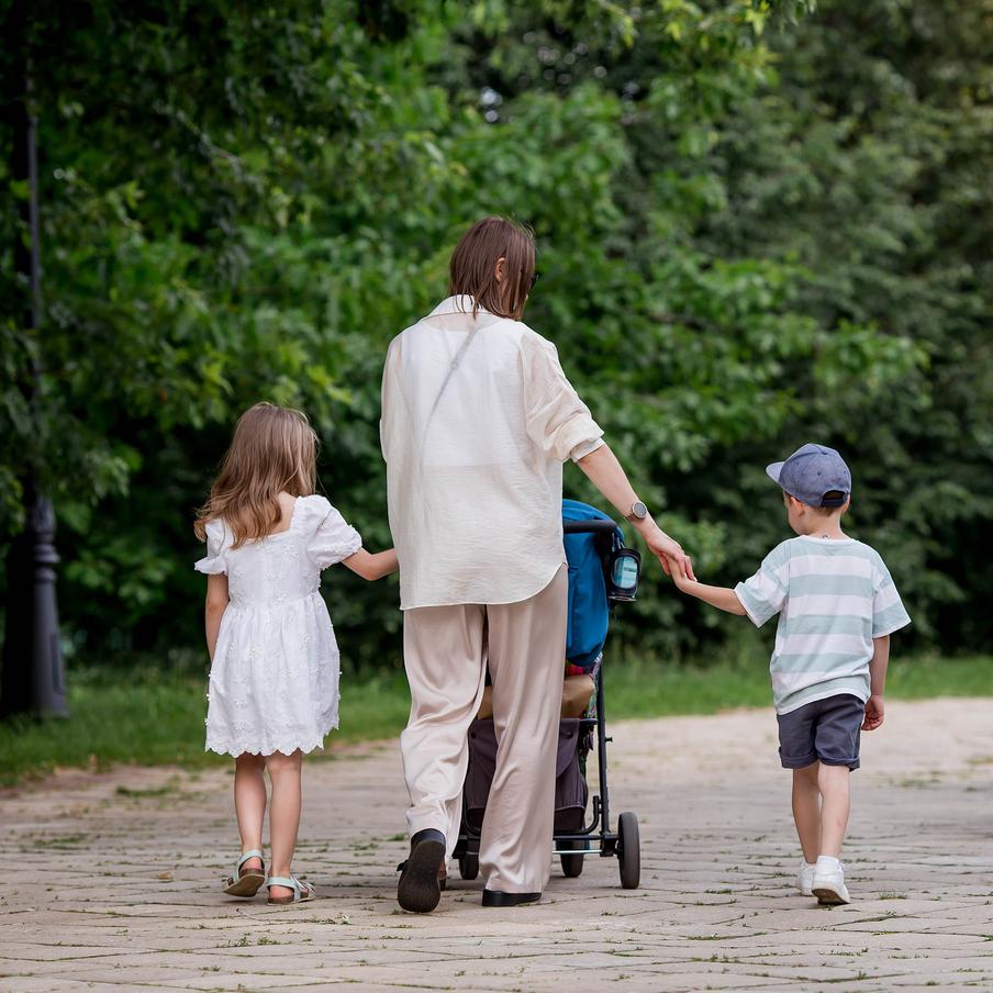 Правила подсчёта пенсионного стажа для многодетных и родителей близнецов изменятся. Правительство убрало ограничение, по которому уход за детьми засчитывался в стаж максимум за шесть лет. Для родителей двойняшек и тройняшек периоды будут суммироваться с учётом фактической продолжительности