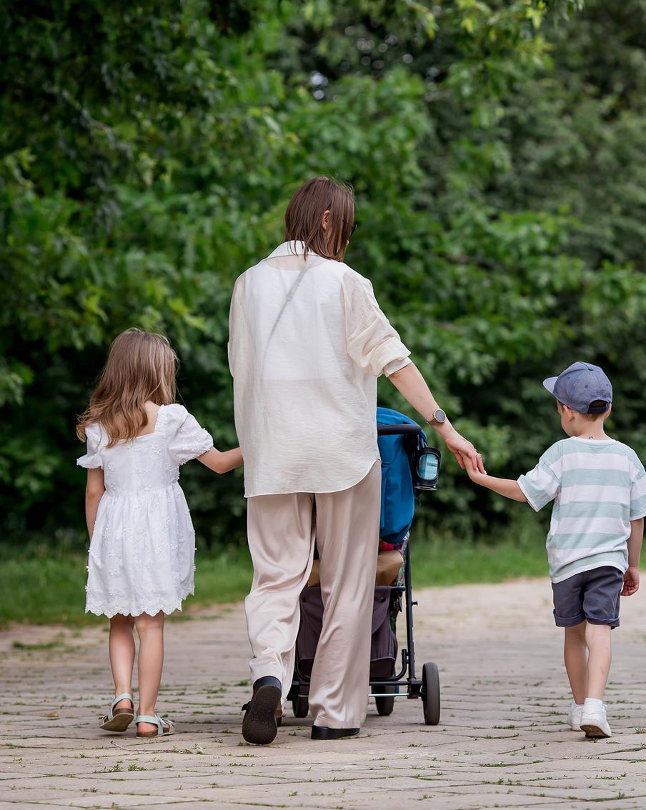Правила подсчёта пенсионного стажа для многодетных и родителей близнецов изменятся. Правительство убрало ограничение, по которому уход за детьми засчитывался в стаж максимум за шесть лет. Для родителей двойняшек и тройняшек периоды будут суммироваться с учётом фактической продолжительности