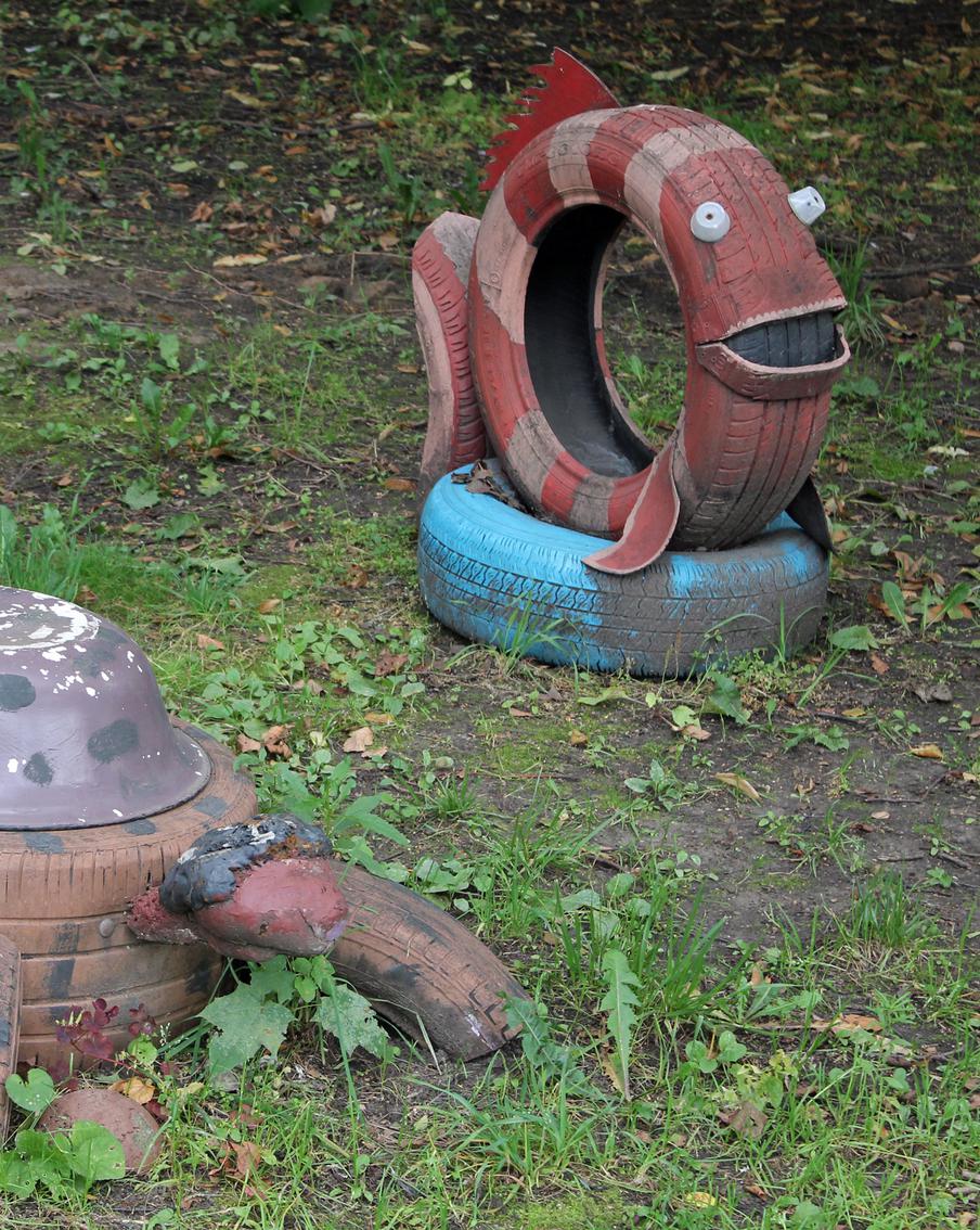 Россиян будут штрафовать за лебедей из покрышек. Разбираемся, кому помешало дворовое искусство