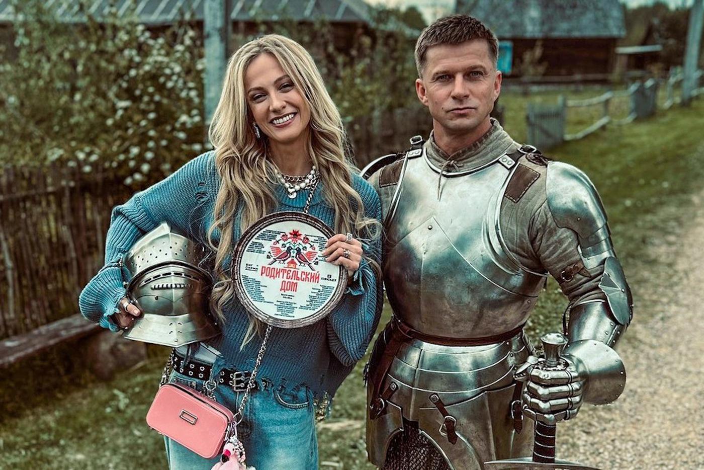 Полина Максимова и Роман Курцын в фильме "Родительский дом" играют пару, которая пытается возродить свою первую любовь.