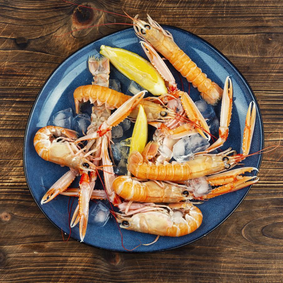 Учёные: вирус от креветок и рыб стал вызывать у людей болезни глаз. Китайские исследователи обнаружили, что нодавирус, поражавший морских обитателей, теперь передаётся человеку через сырые морепродукты. Заболевание поражает зрительные органы и протекает в хронической форме