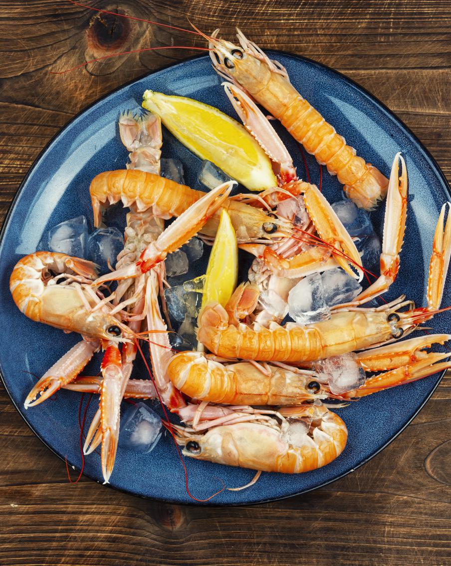 Учёные: вирус от креветок и рыб стал вызывать у людей болезни глаз. Китайские исследователи обнаружили, что нодавирус, поражавший морских обитателей, теперь передаётся человеку через сырые морепродукты. Заболевание поражает зрительные органы и протекает в хронической форме