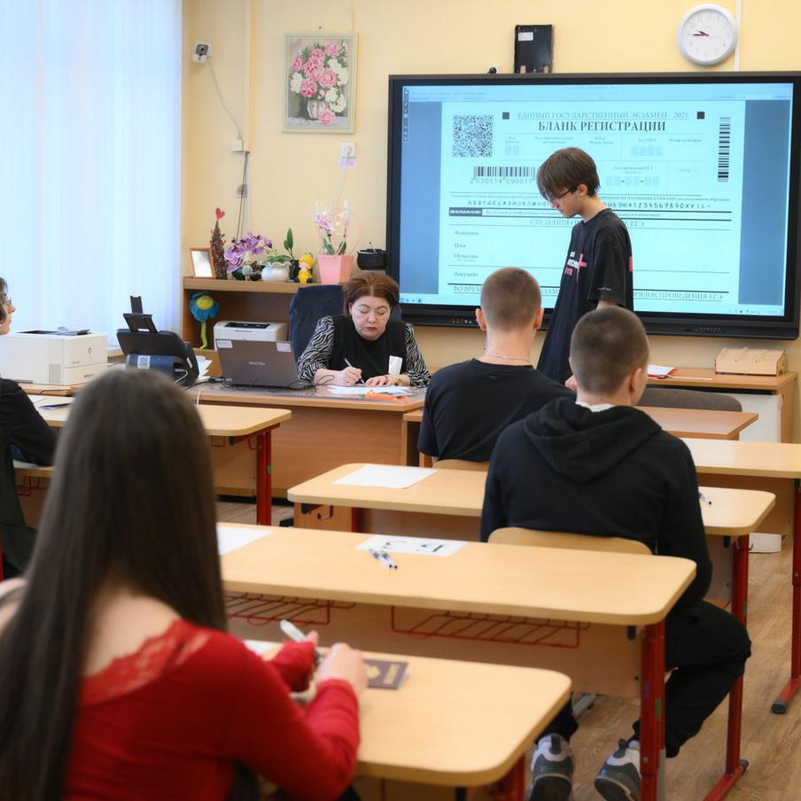 Рособрнадзор утвердил порядок проведения ЕГЭ в 2026 году. Участников ждут жёсткие правила: запрещены разговоры, телефоны и шпаргалки. За нарушения грозит удаление из аудитории. Первые экзамены стартуют 1 июня
