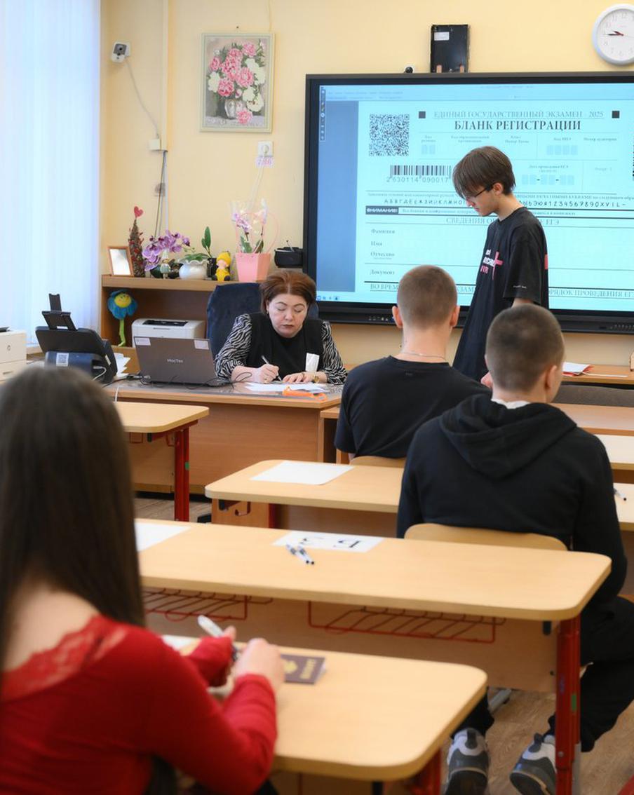 Рособрнадзор утвердил порядок проведения ЕГЭ в 2026 году. Участников ждут жёсткие правила: запрещены разговоры, телефоны и шпаргалки. За нарушения грозит удаление из аудитории. Первые экзамены стартуют 1 июня