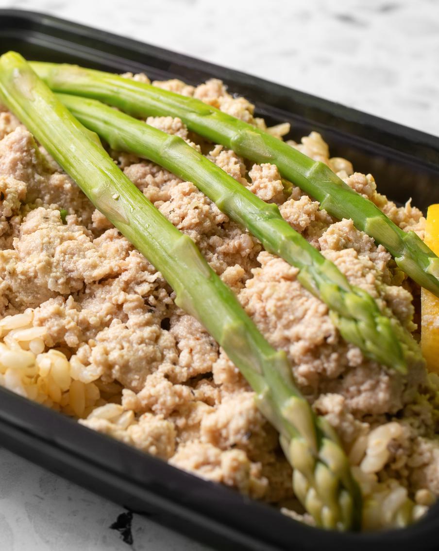 Рынок готовой еды в России вырос на 34% за год — лидируют Москва и Петербург. Аналитики Dialog X5 выяснили, что почти половина россиян покупают готовые блюда хотя бы раз в месяц. Основные потребители — молодёжь 18–35 лет, а мужчины и женщины выбирают разную еду