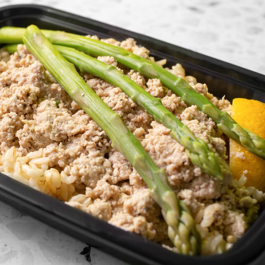 Рынок готовой еды в России вырос на 34% за год — лидируют Москва и Петербург. Аналитики Dialog X5 выяснили, что почти половина россиян покупают готовые блюда хотя бы раз в месяц. Основные потребители — молодёжь 18–35 лет, а мужчины и женщины выбирают разную еду