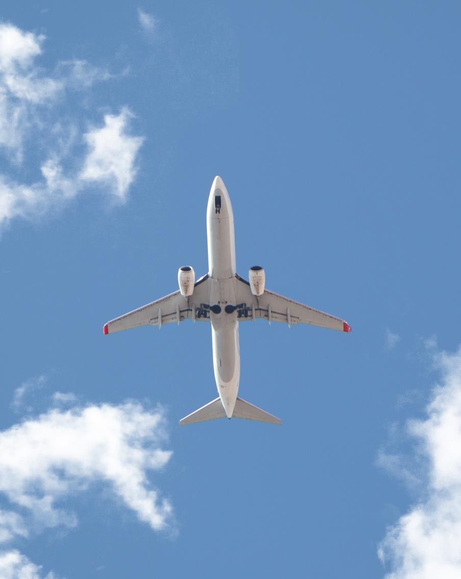 МЭР предложило перебросить самолёты с Ближнего Востока на рейсы по РФ. Министерство экономического развития проанализировало спрос на направления внутри страны, где нет прямого авиасообщения или рейсы недозагружены. Освободившиеся из-за закрытия ближневосточных полётов мощности предлагают использовать для развития туризма