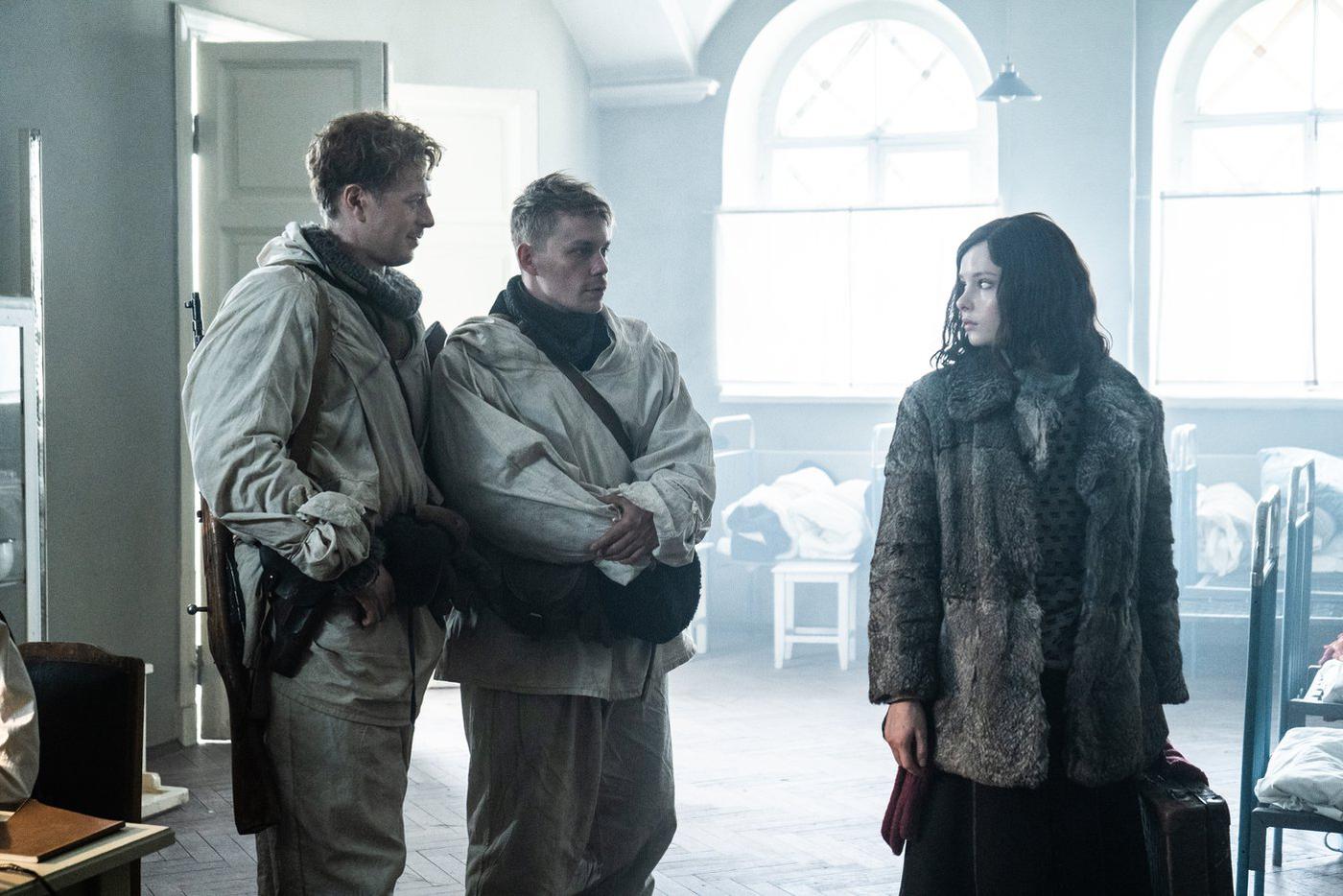 Тихон Жизневский, Роман Евдокимов и Ксения Трейстер на съёмках фильма "Ангелы Ладоги".