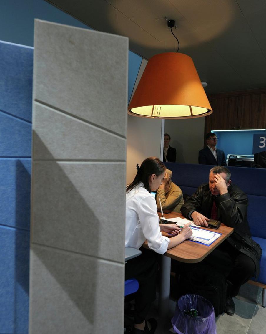 Банки закрыли 483 офиса за три месяца – рост в 2,6 раза. За первый квартал 2026 года кредитные организации ликвидировали 483 отделения – почти втрое больше, чем годом ранее. Эксперты связывают это с развитием онлайн-сервисов и давлением на издержки