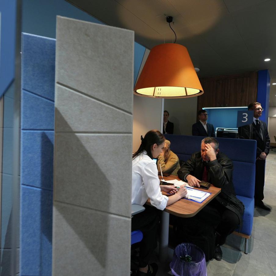 Банки закрыли 483 офиса за три месяца – рост в 2,6 раза. За первый квартал 2026 года кредитные организации ликвидировали 483 отделения – почти втрое больше, чем годом ранее. Эксперты связывают это с развитием онлайн-сервисов и давлением на издержки