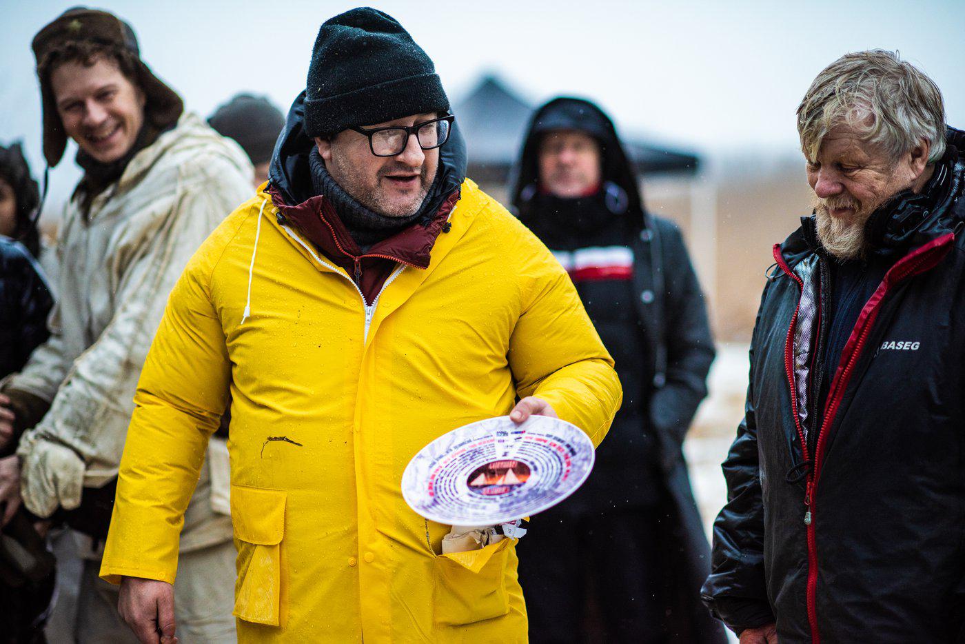 Актёр Тихон Жизневский, режиссёр Александр Котт и оператор Сергей Астахов на съёмочной площадке фильма "Ангелы Ладоги".