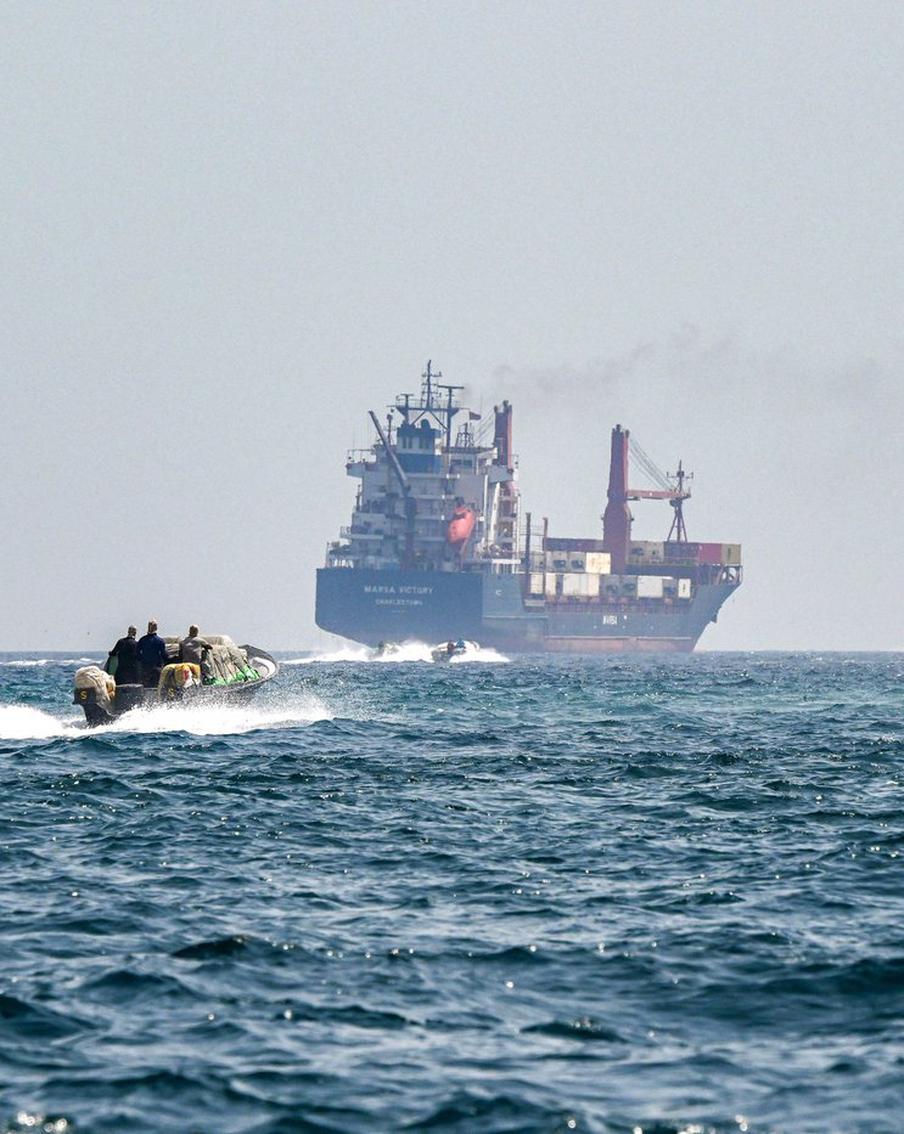 Второе иранское судно пересекло Ормузский пролив после морской блокады США. Отмечается, что оно держит курс в сторону порта Имама Хомейни на юго-западе Ирана, а на его борту находится продовольствие