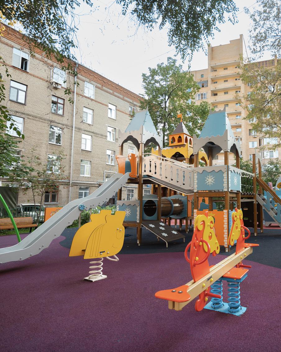 Максим Ликсутов: 126 дворов на юге Москвы благоустроят на средства от оплаты уличных парковок