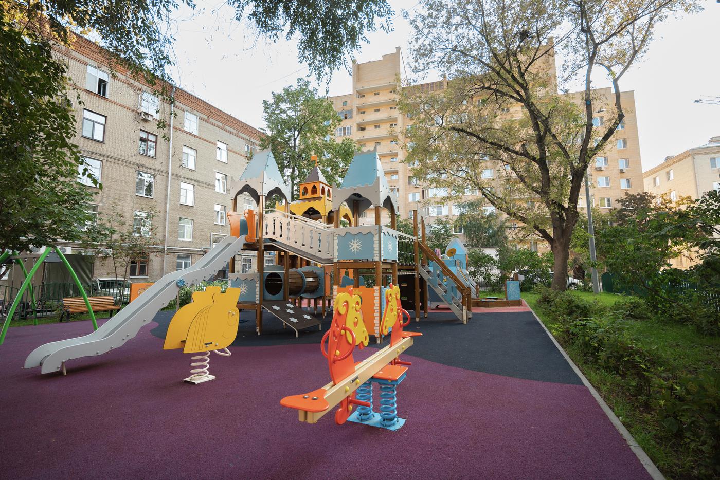 Максим Ликсутов: 126 дворов на юге Москвы благоустроят на средства от оплаты уличных парковок