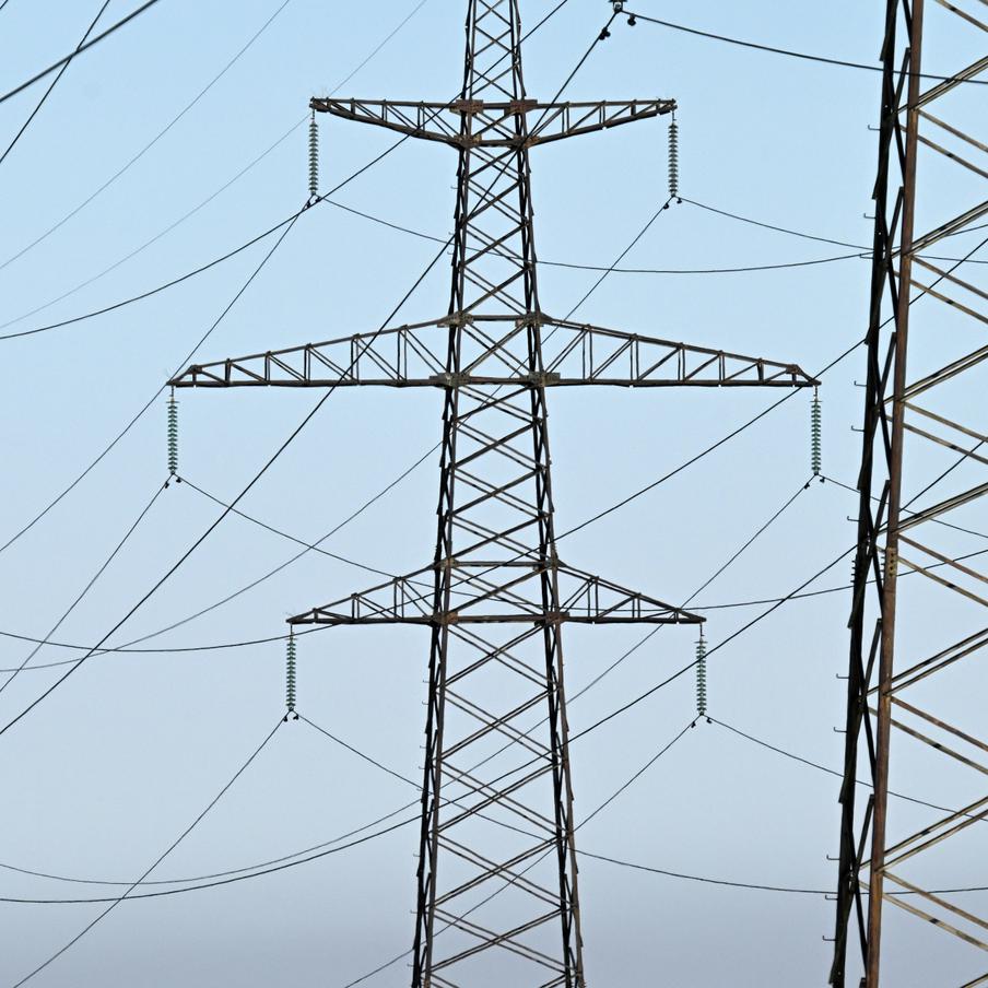 Запорожская область полностью обесточена после ударов ВСУ. Специалисты уже занимаются восстановлением подачи электричества. Также известно об одном пострадавшем – это житель Мелитополя 1966 года рождения. Ему оказывают необходимую медицинскую помощь