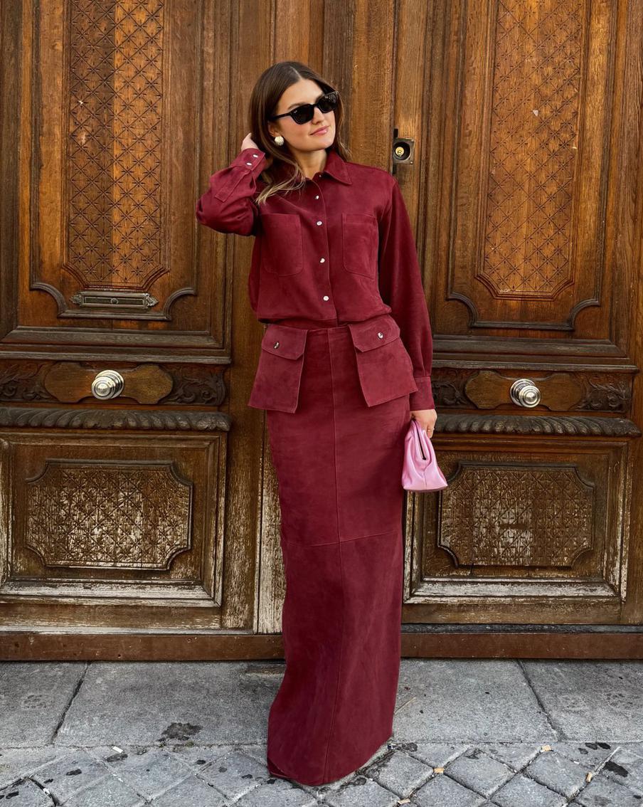 Юбка-колонна вытягивает силуэт за счёт своей макси-длины.