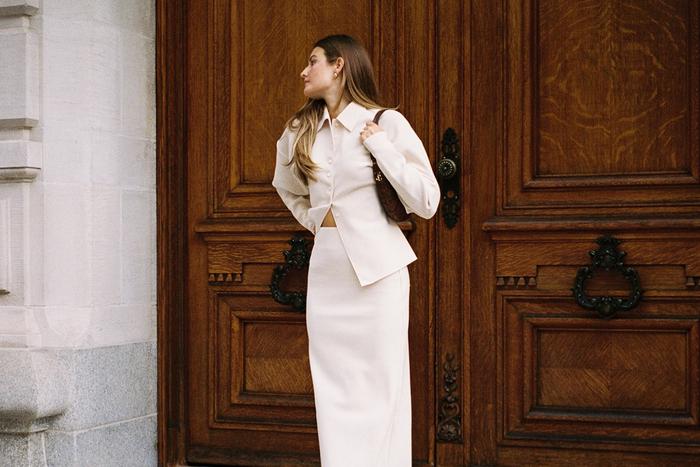 Юбка-карандаш снова в тренде: приёмы и стильные идеи сочетаний на 2026 год