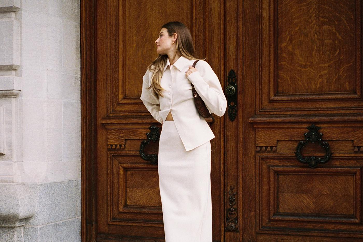 Юбка-карандаш снова в тренде: приёмы и стильные идеи сочетаний на 2026 год