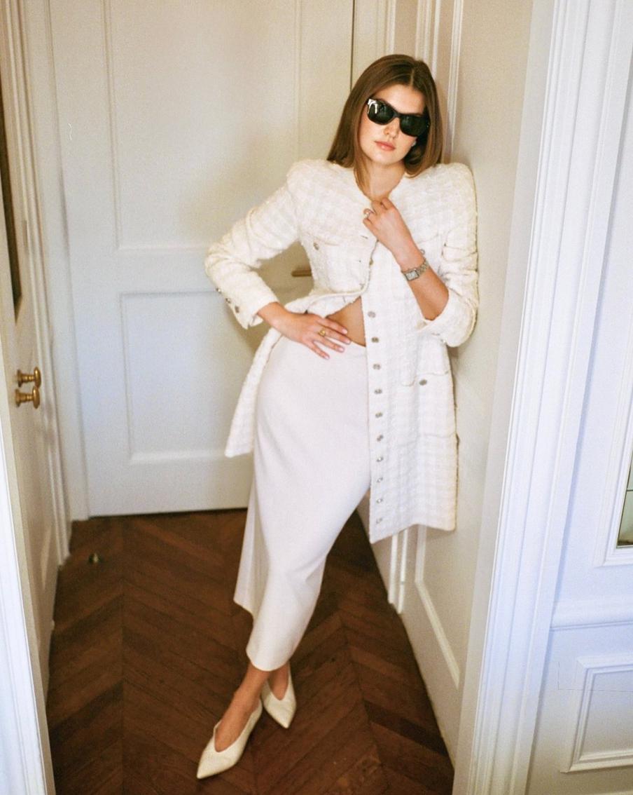 В зависимости от дизайна жакет добавит юбке-карандашу строгости или торжественности.