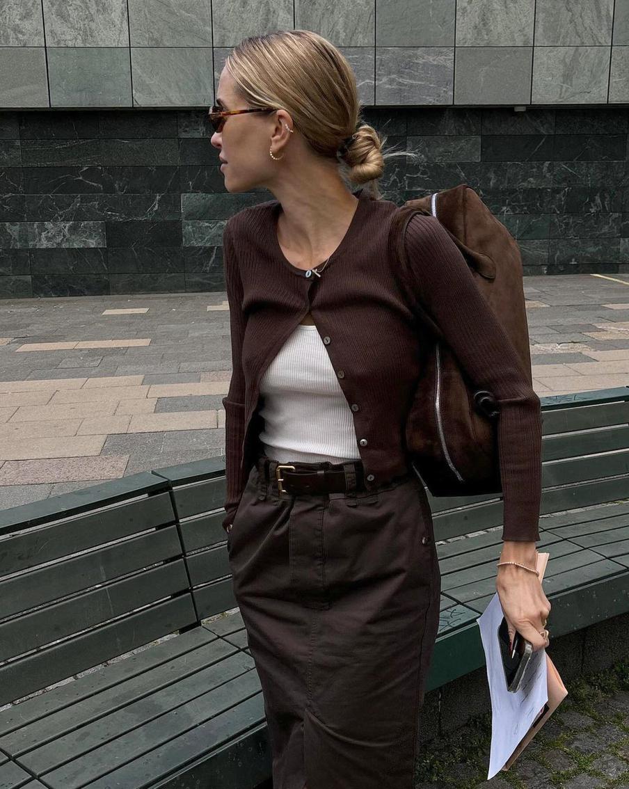 Не застёгивайте кардиган полностью – достаточно одной-двух пуговиц.