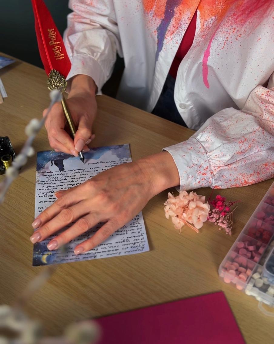 Недавно одна из подписчиц подарила Эвелине набор перьев и чернил. Девушка теперь пишет свои письма, как это делали в XIX веке.