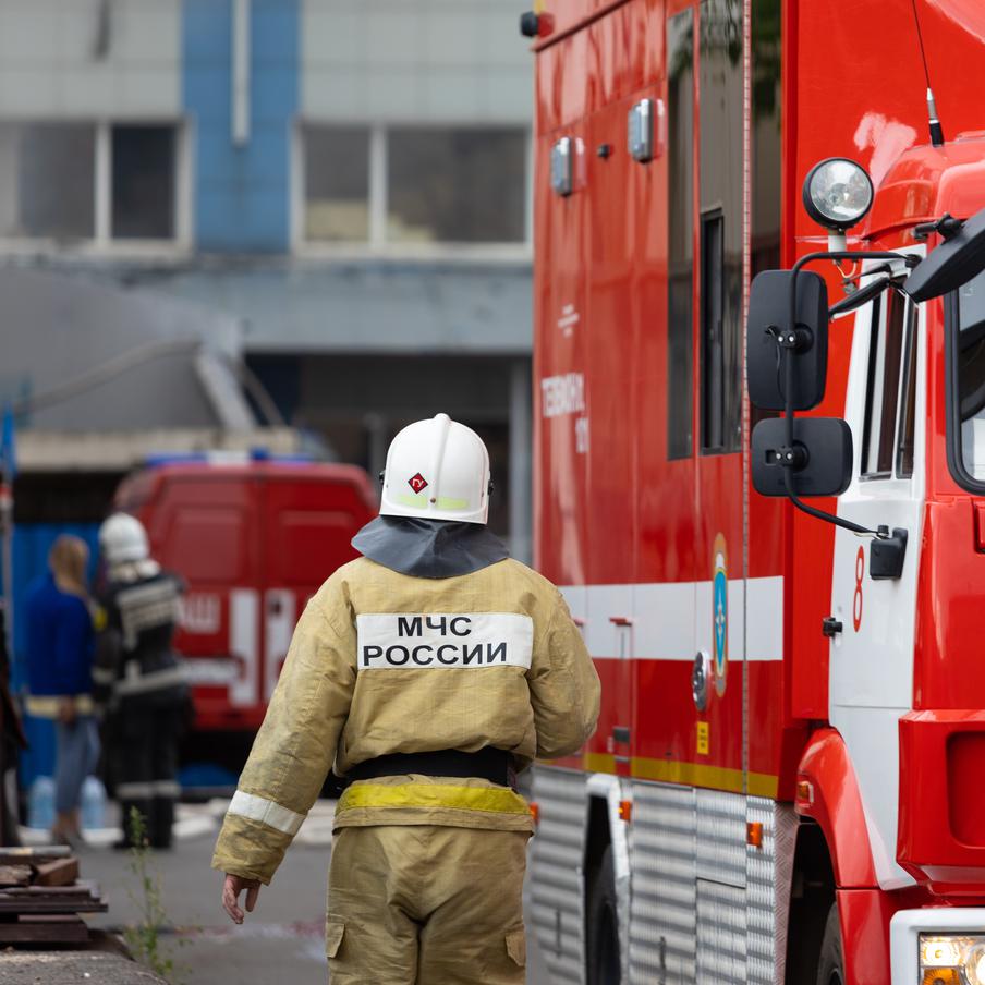 МЧС предупредило об опасности тушения загоревшегося бытового газа. Попытка сбить пламя при утечке газа неминуемо приведёт к взрыву. Горящий газ не детонирует, поэтому единственное верное решение – перекрыть подачу топлива и срочно покинуть помещение, подчёркивают в спасательном ведомстве