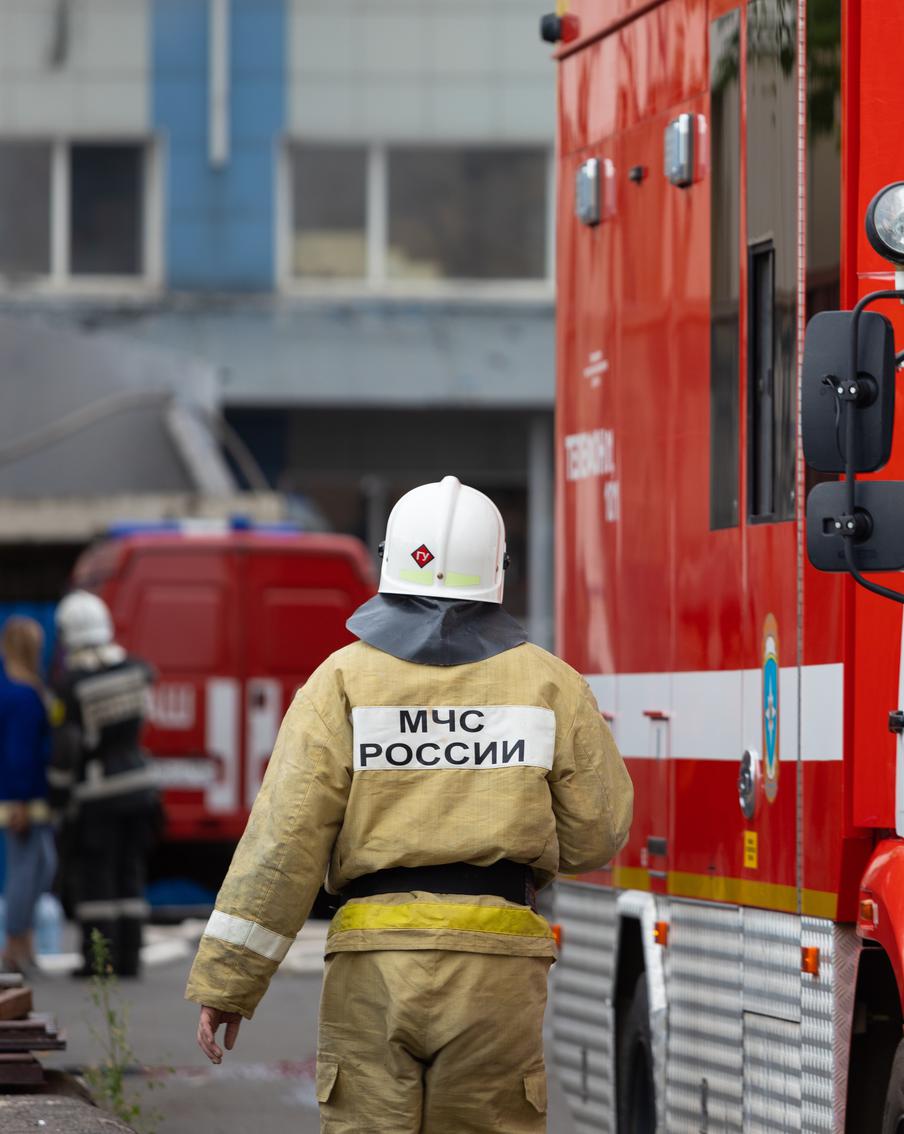 МЧС предупредило об опасности тушения загоревшегося бытового газа. Попытка сбить пламя при утечке газа неминуемо приведёт к взрыву. Горящий газ не детонирует, поэтому единственное верное решение – перекрыть подачу топлива и срочно покинуть помещение, подчёркивают в спасательном ведомстве