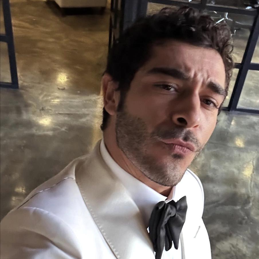 У звезды "Королевы ночи" Бурака Дениза нашли наркотические вещества в крови. Тест популярного турецкого актёра дал положительный результат на марихуану и кокаин. Дениза задержали 9 апреля по подозрению в употреблении и сбыте наркотиков, после чего отпустили под подписку о явке