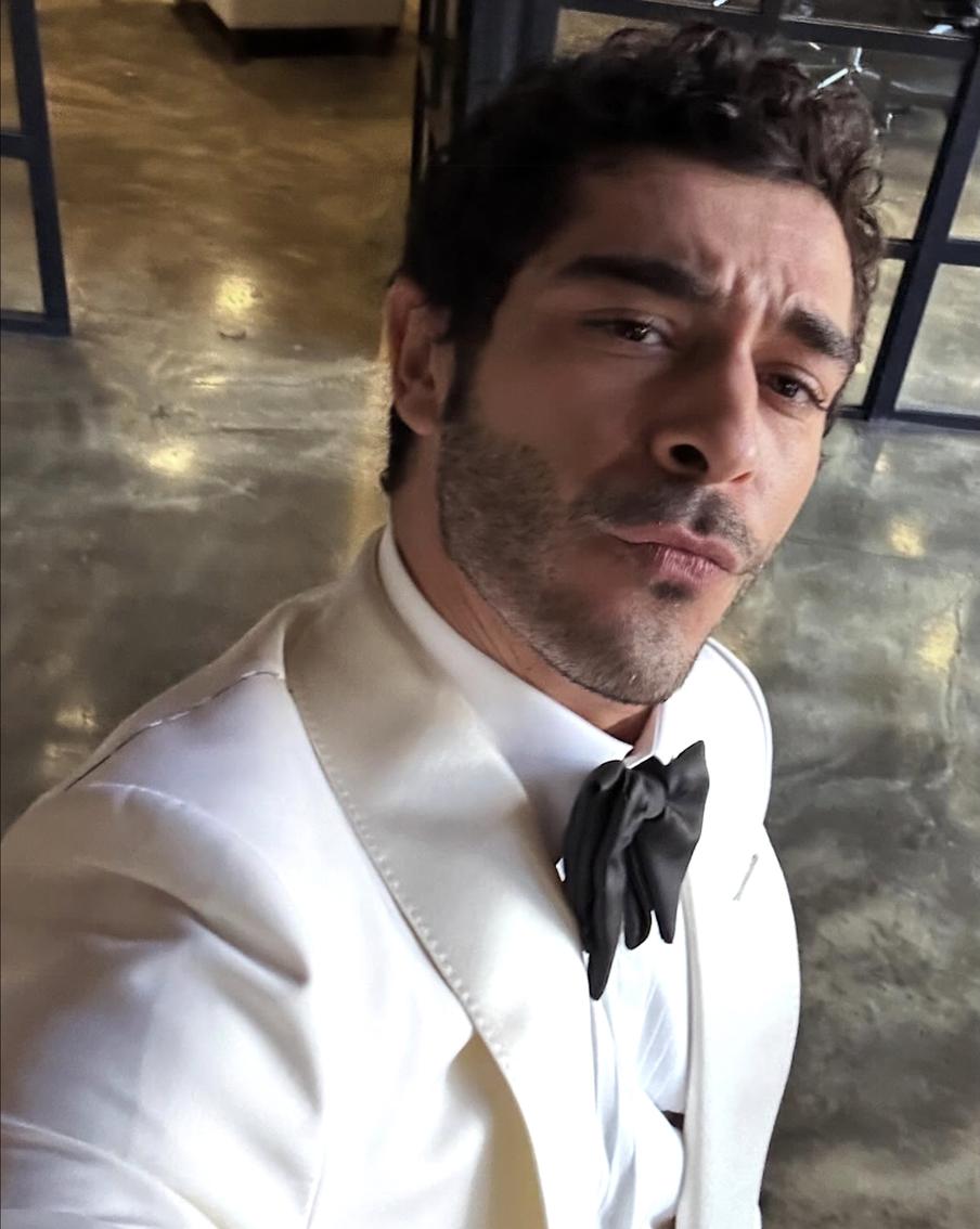 У звезды "Королевы ночи" Бурака Дениза нашли наркотические вещества в крови. Тест популярного турецкого актёра дал положительный результат на марихуану и кокаин. Дениза задержали 9 апреля по подозрению в употреблении и сбыте наркотиков, после чего отпустили под подписку о явке