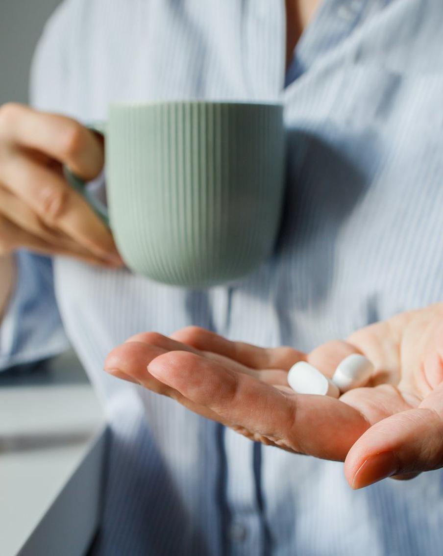 Продажи антидепрессантов в России выросли на 22% в начале 2026 года. За январь – март 2026 года россияне купили 6,4 млн упаковок антидепрессантов – на 22% больше, чем годом ранее. Эксперты связывают это с ростом тревожных расстройств и снижением стигматизации обращения к психиатрам