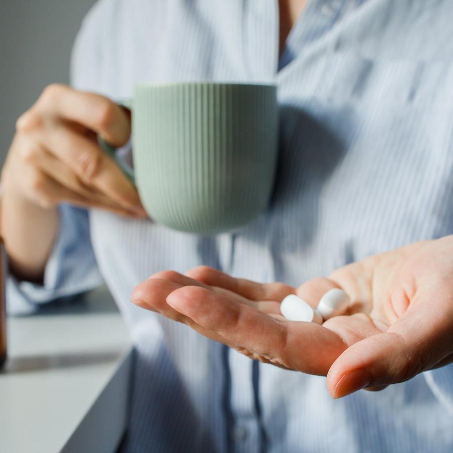 Продажи антидепрессантов в России выросли на 22% в начале 2026 года. За январь – март 2026 года россияне купили 6,4 млн упаковок антидепрессантов – на 22% больше, чем годом ранее. Эксперты связывают это с ростом тревожных расстройств и снижением стигматизации обращения к психиатрам