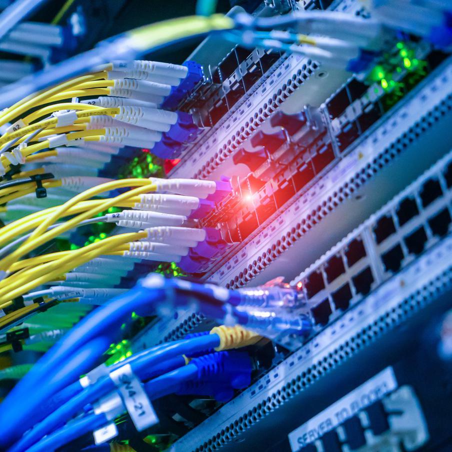 Операторы связи заморозили расширение каналов в Европу для борьбы с VPN. Около 20 провайдеров и операторов подписали мораторий на ввод новых зарубежных каналов связи. Решение принято на совещании с главой Минцифры и направлено на ограничение работы VPN-сервисов