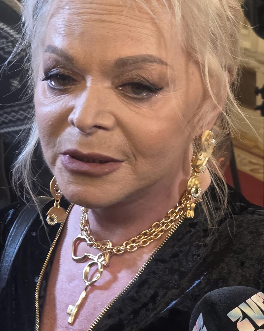 Лариса Долина теперь носит ключи на шее, так надёжнее.