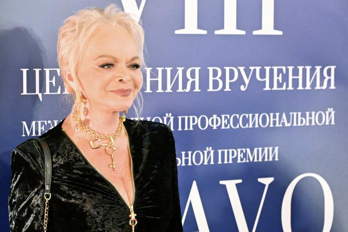 "От старой хаты и от новой": Лариса Долина теперь носит ключи от квартиры на шее