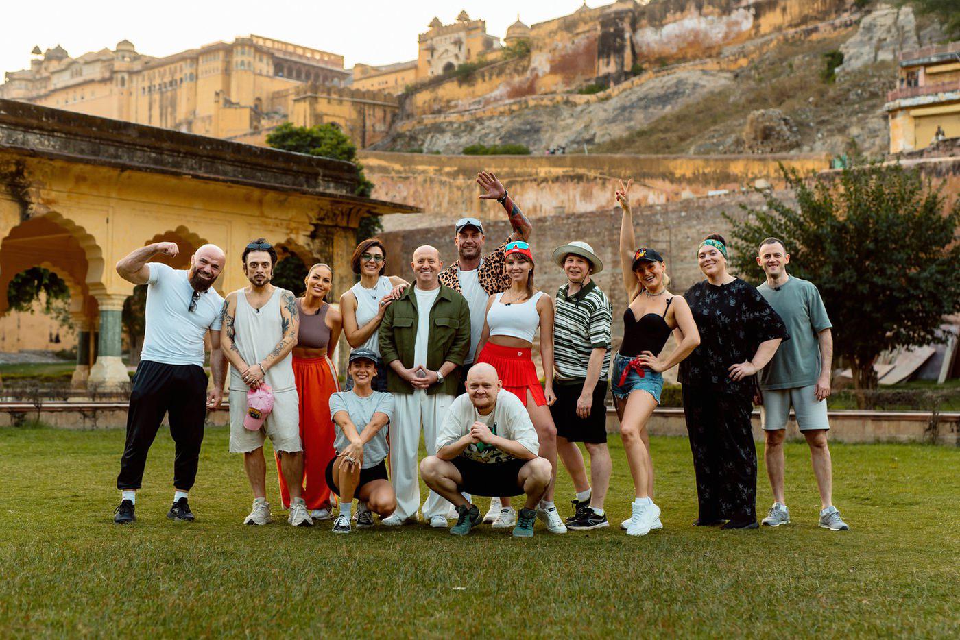 Таким был превоначальный состав участников шоу "Тайный миллионер". Ведущим проекта выступил Сергей Бурунов.