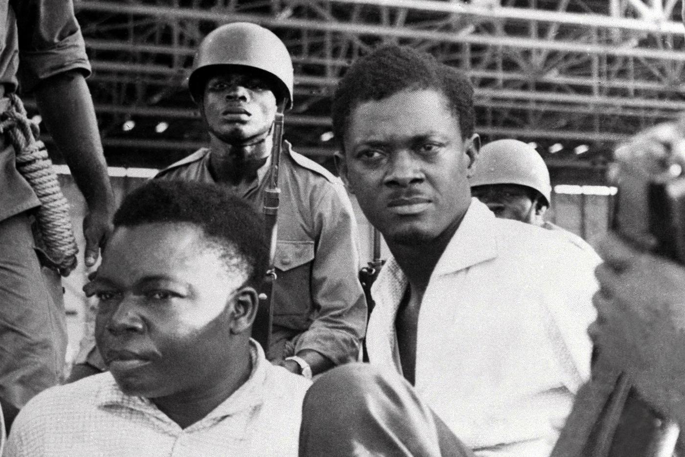 Солдаты охраняют премьер-министра Патриса Лумумбу и вице-председателя сената Джозефа Окито (слева от него) после их ареста в Леопольдвилле.