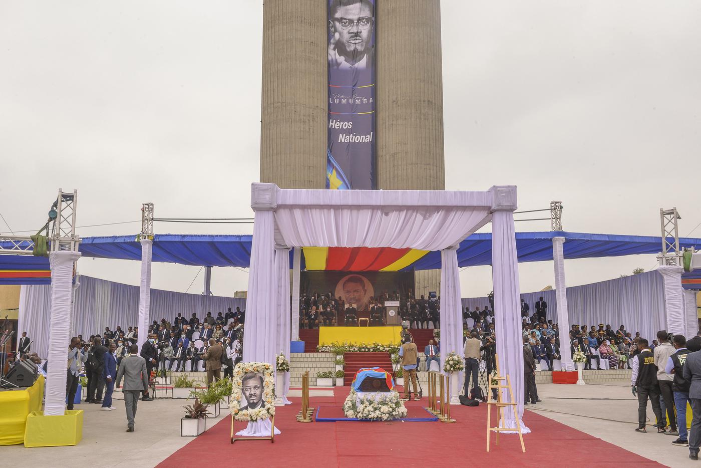 Церемония захоронения останков Патриса Лумумбы у башни Лиметэ в Киншасе.