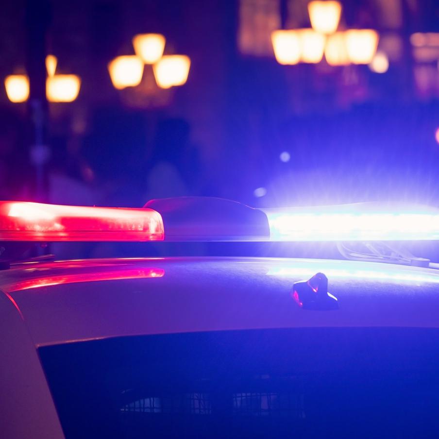 Бывший хозяин квартиры в Люберцах зарезал женщину и ранил мужчину. Предварительной причиной резни в подмосковных Люберцах стало нежелание экс-владельца жилья освобождать уже проданную им квартиру. От ножевых ранений погибла женщина, её спутник госпитализирован. Нападавший задержан