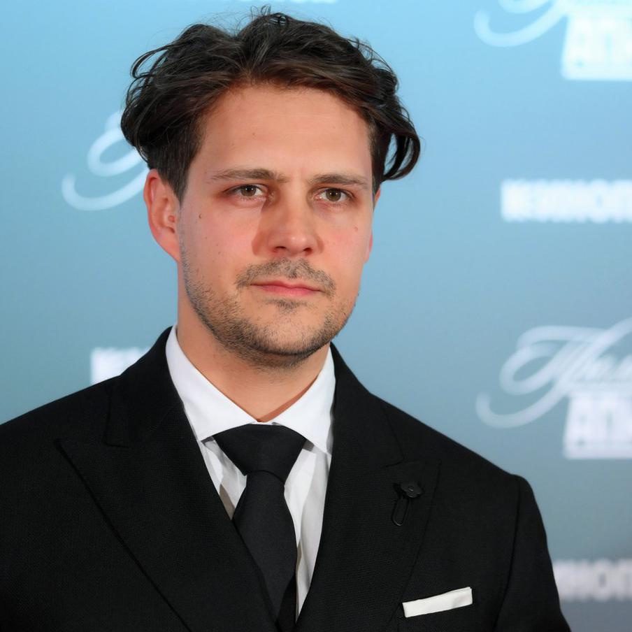 Стал известен гонорар Милоша Биковича за один съёмочный день. Работа сербского и российского актёра оценивается в 2 млн рублей за 12-часовую смену. При этом заказчик дополнительно оплачивает налоги – ещё 13% сверху. График артиста расписан до конца 2026 года