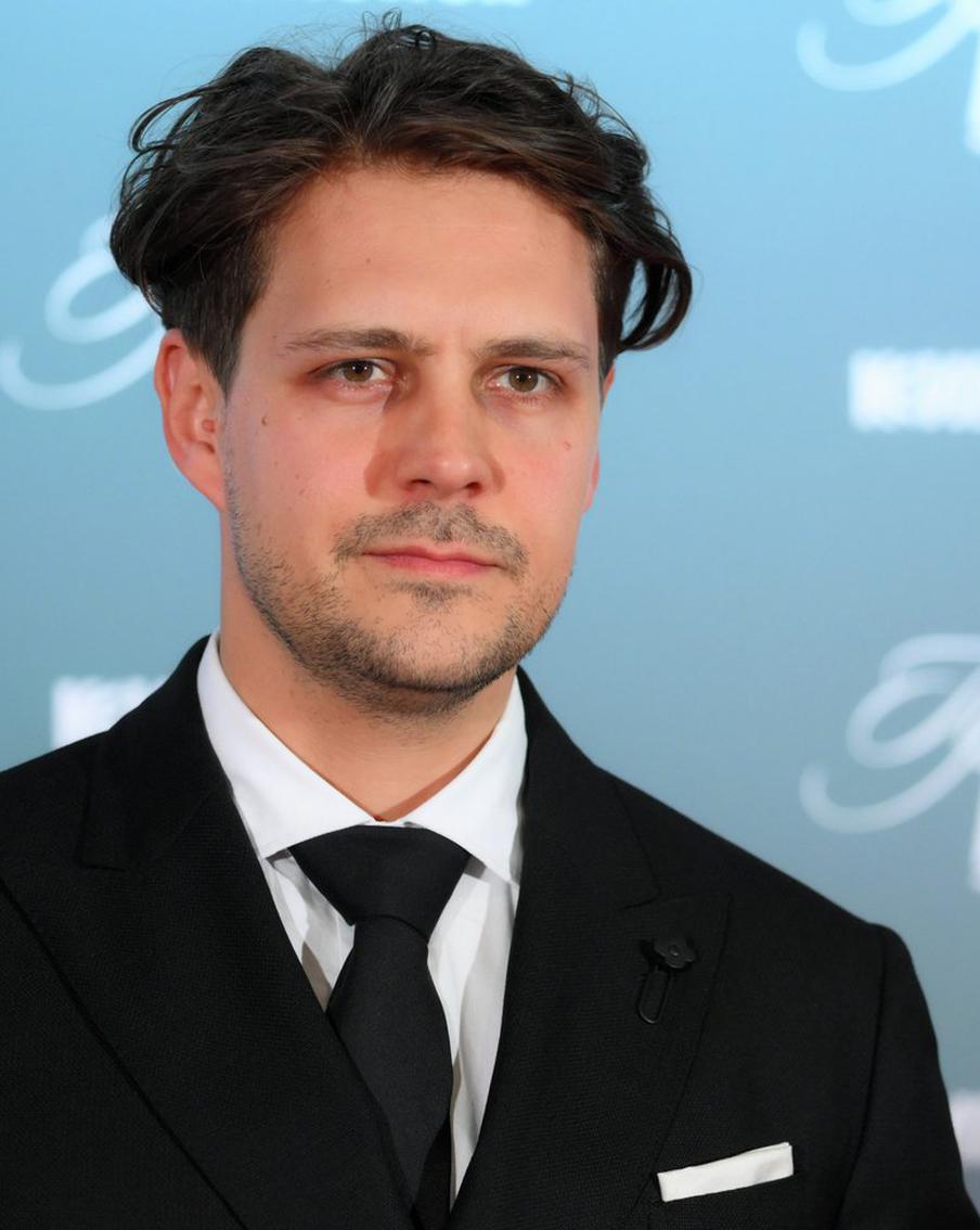 Стал известен гонорар Милоша Биковича за один съёмочный день. Работа сербского и российского актёра оценивается в 2 млн рублей за 12-часовую смену. При этом заказчик дополнительно оплачивает налоги – ещё 13% сверху. График артиста расписан до конца 2026 года