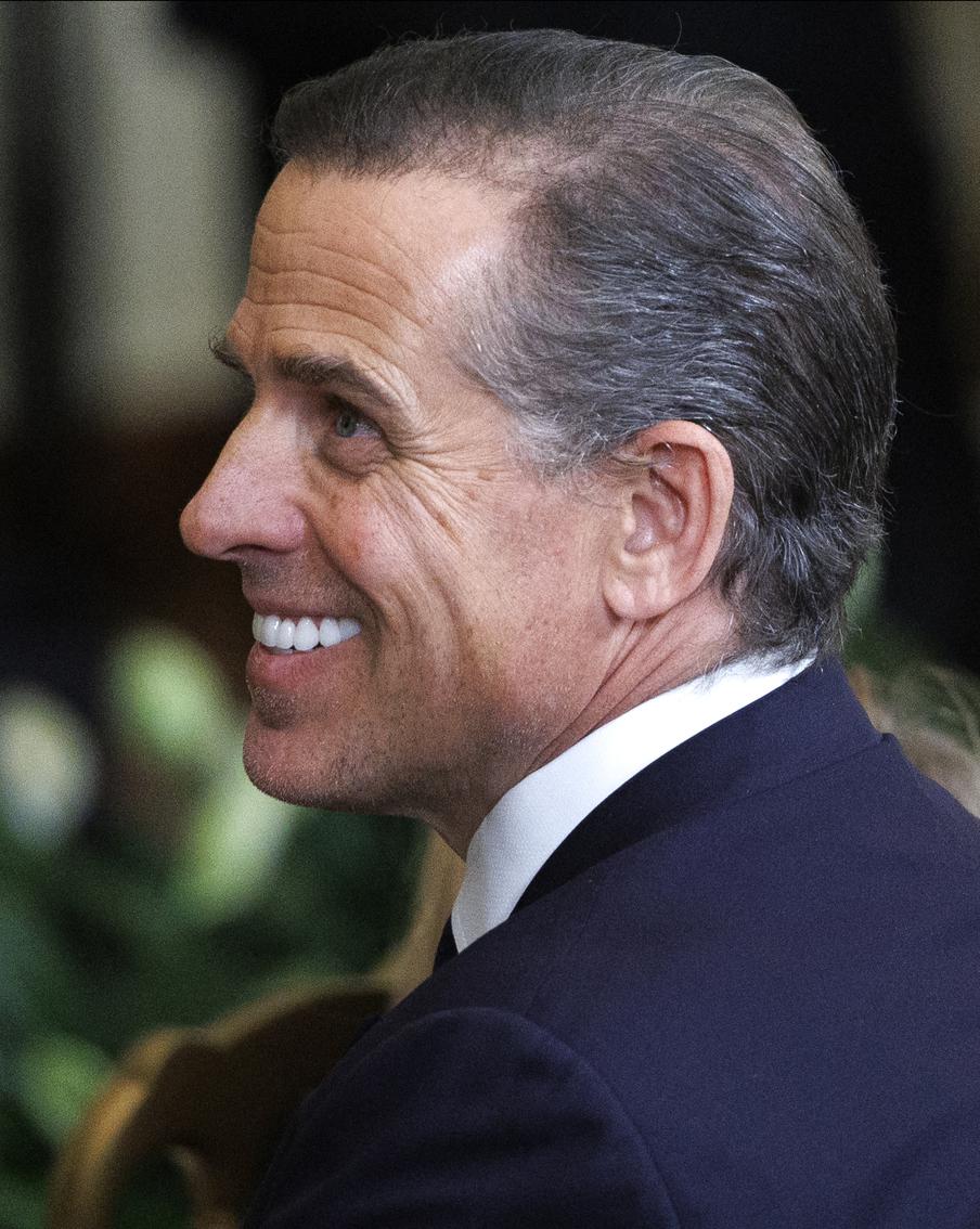 Хантер Байден скрывается от уплаты долгов на более чем $20 млн. Сам сын 46-го президента США заявляет о своём пребывании в ЮАР, хотя источники, знакомые с семьёй Байдена, утверждают, что он проживает в роскошном поместье под Лос-Анджелесом