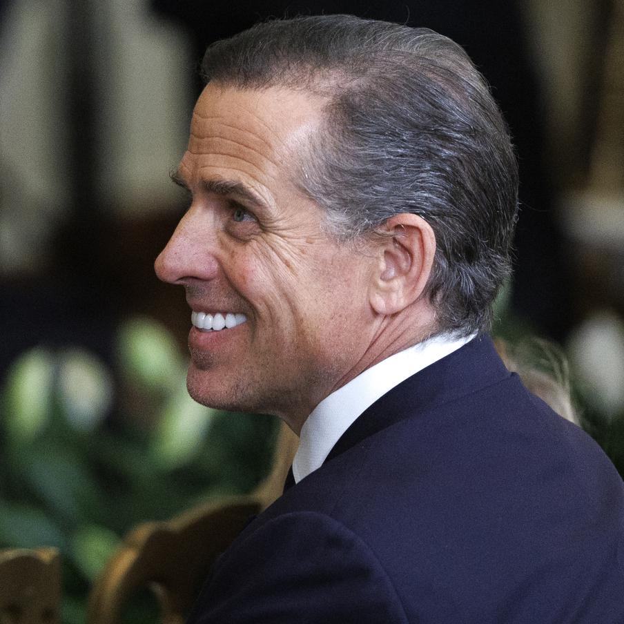 Хантер Байден скрывается от уплаты долгов на более чем $20 млн. Сам сын 46-го президента США заявляет о своём пребывании в ЮАР, хотя источники, знакомые с семьёй Байдена, утверждают, что он проживает в роскошном поместье под Лос-Анджелесом