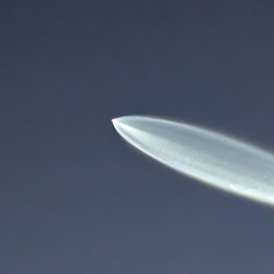 Жители Петербурга сняли на видео "космическую медузу" в ночном небе. Необычное световое явление наблюдали в ночь на пятницу над Северной столицей и областью. Между облаками двигался белый луч с расходящимися в стороны концами, напоминающий медузу. Оказалось, что это след от ракеты