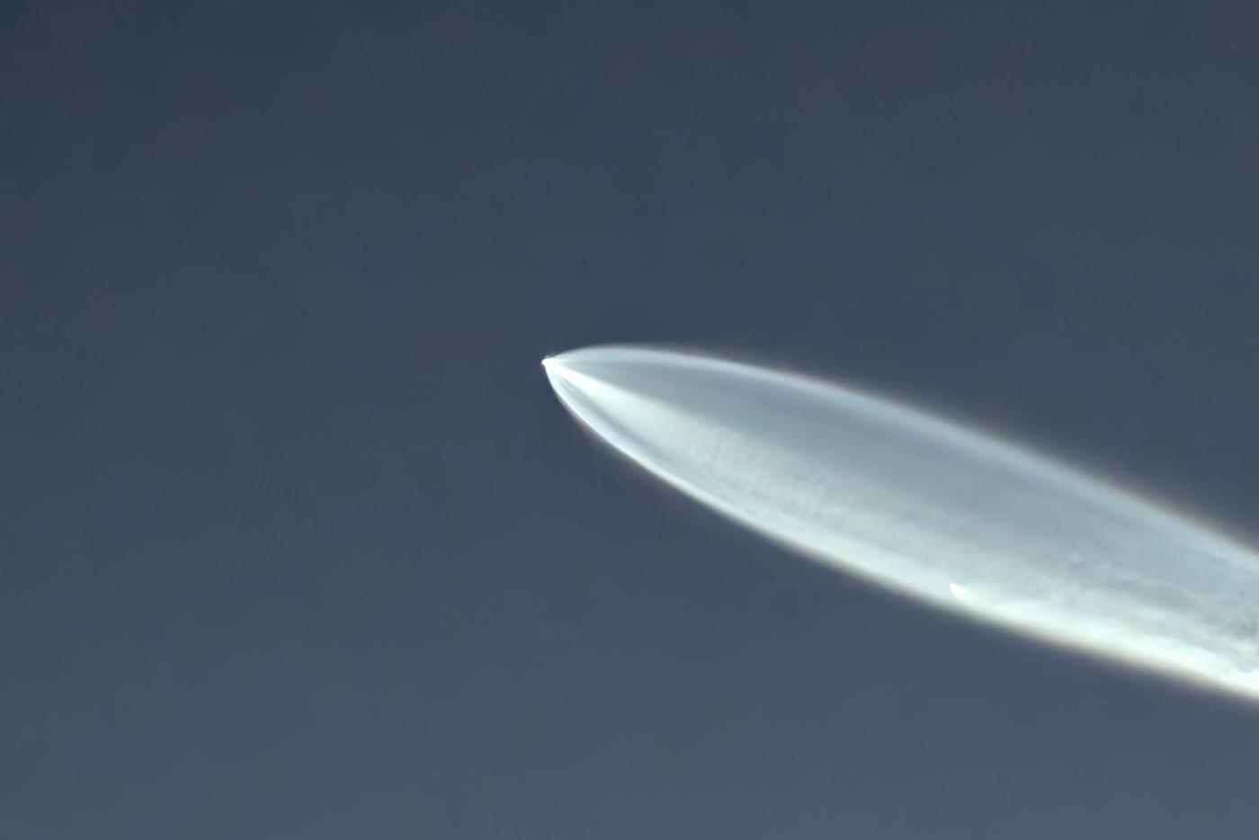 Жители Петербурга сняли на видео "космическую медузу" в ночном небе