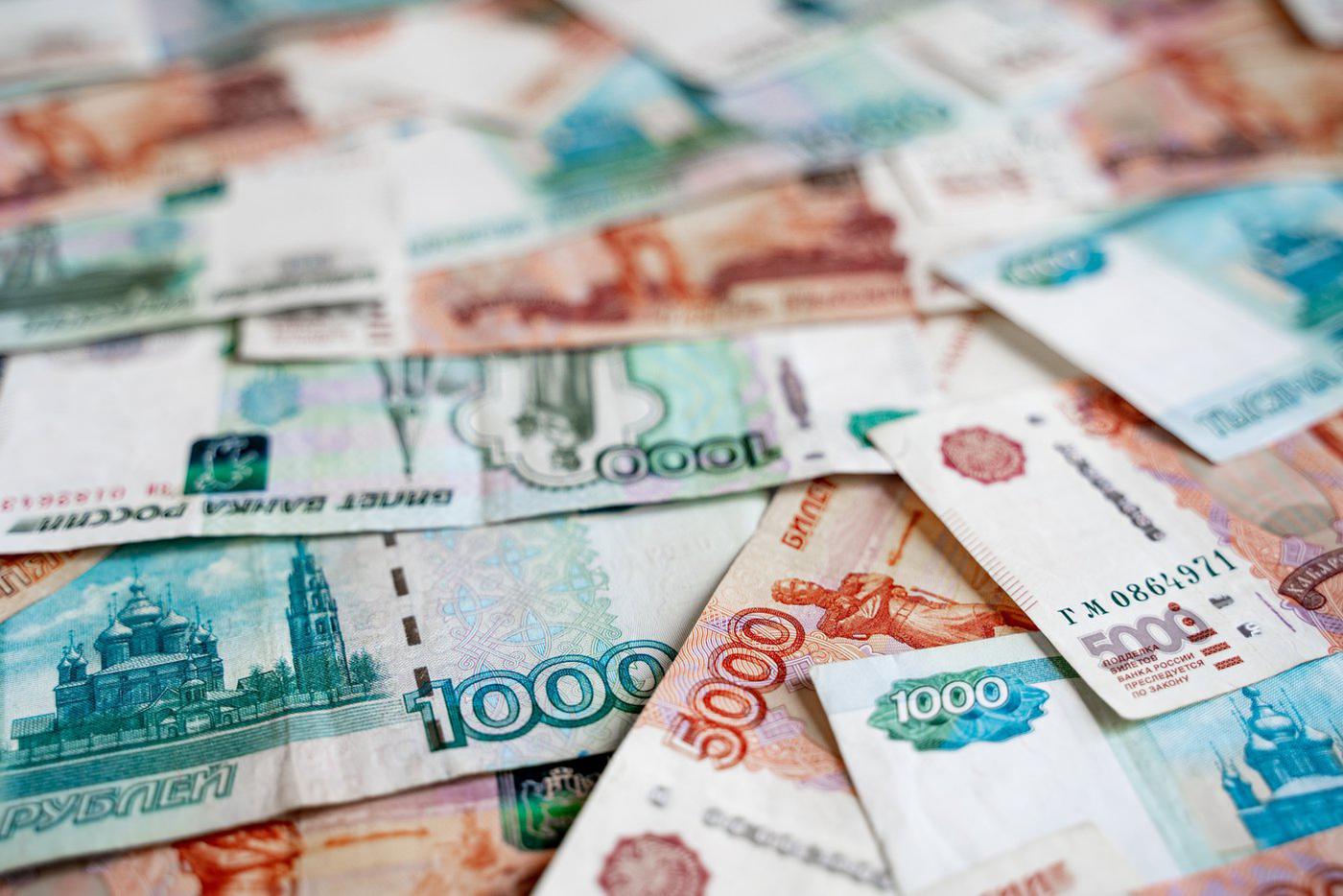 ФНС будет контролировать переводы на карты свыше 2,4 млн рублей в год